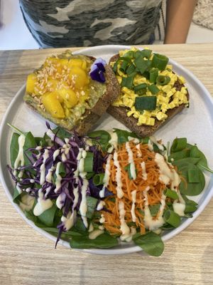 Toast avocado met mango erop en toast no egg slad  at The Kind Coconut in Mechelen