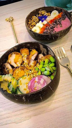 Sweet potato - Teriyaki poké bowl & Strawberry Dream smoothiebowl at The Kind Coconut in Mechelen
