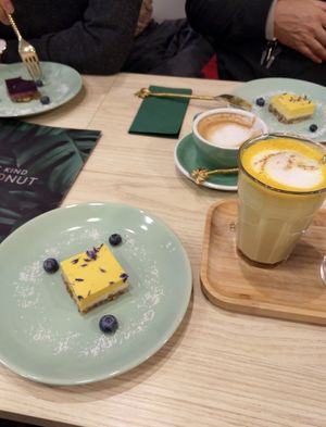 Nats raw cakes: mango-lime & raspberry-blueberry + cappuccino & turmeric latte at The Kind Coconut in Mechelen
