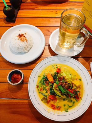 Vegetable Curry & Lemongrass Tea at Baliku in Ubud