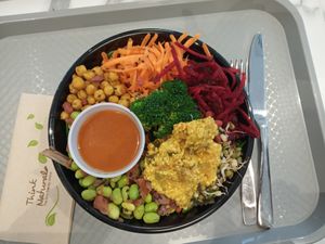 Asian Fusion bowl (with brown rice and smoked tofu) at Copper Branch - Frères Orban in Brussels