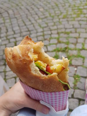 Focaccia vegano 💚 (with baked potatoes, sweet red peppers, avocado, tomatoes and arugula) at Tiramisu in Maastricht