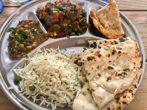 Curry de okra con dhal, arroz basmati, samosa y naan  at Jonny's Dhaba in Mallorca
