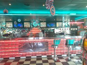 The inside counter at Tommy's Diner in Labege