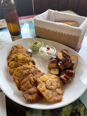 Tostones de plátano y salchichas de tofu con guacamole y salsa vegana de la casa at Joapira in El Hierro