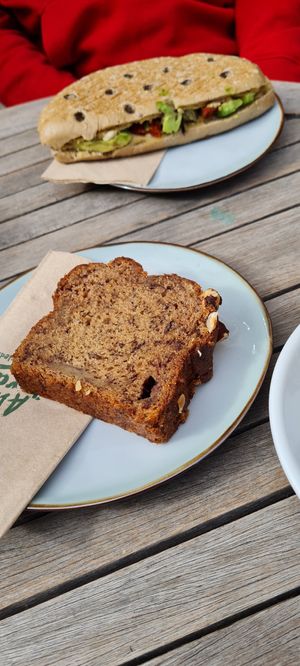 Vegan options : Panini with hummus and Avocado, bananabread at Coffeemamas in Berlin