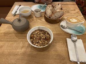 Papas de arroz, cappuccino c/ leite de aveia, pão, compota de kiwi e chá oolong at Manna Porto in Porto