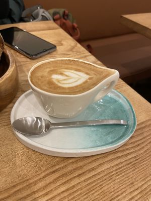 Cappuccino c/ leite de aveia at Manna Porto in Porto