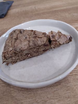 Bolo de noz vegano at Manna Porto in Porto