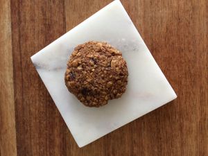 Vegan cookie beautifully served 💛 at Manna Porto in Porto