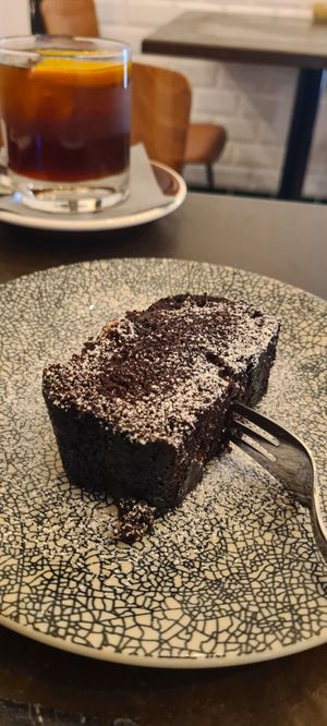 Chocolate cake and cold brew coffee at Dankbar Kaffee in Leipzig