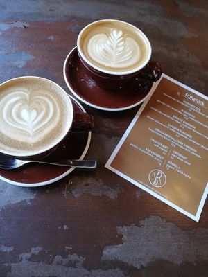 Café Latte mit Hafermilch und Flat White at Dankbar Kaffee in Leipzig