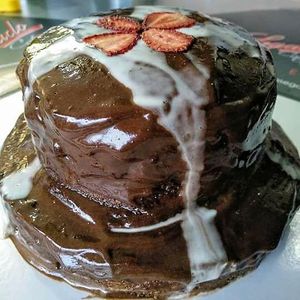 Tarta doble de chocolate y crema de cacao blanco at VeGaia - La Abuela Vegana in Alpedrete