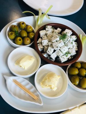 Rest of cheeze plate- Mediterranean style in dull and lemon with Stuffed olives.
Cheeze plate comes with gf bread slices, crackers, pretzels, vegan butter, grapes and strawberries at Tom's Diner in Banbury