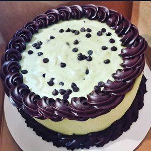 'Thin Mint' mint choc chip vegan & gluten free ice cream cake 😍 at Sweet Soul Bakery in St James