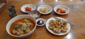 "Spicy" soup and dumplings at Hae Tteuneun in Gwangju