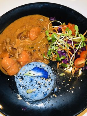 אורז עם תבשיל טעים וסלט טרי at Street Vegan House in Koh Phangan