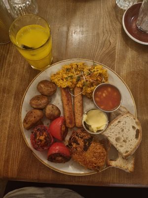 'The full vegan' (+ orange juice) at Greasy Spoon - Tjärhovsgatan in Stockholm