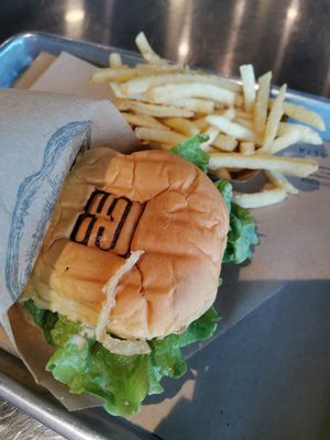 Hamburguer vegetariano. O pão parece pão de leite (o funcionário disse que tinha queijo) e vem com fatia de queijo. at The Good Burger in Porto