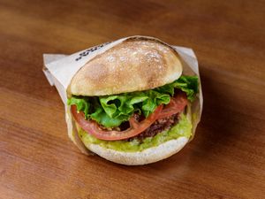 Vegan Burger: 100% Vegan. Carne Beyond, alface, tomate e guacamole em pão chapata de cerveja at The Good Burger in Porto