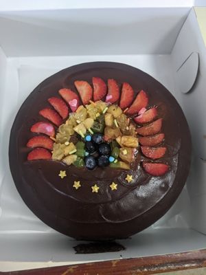 Torta de chocolate + frutos rojos (75.000 COP) with Arcoiris (14.000 COP) - 4/5

 at Mononoke in Medellin