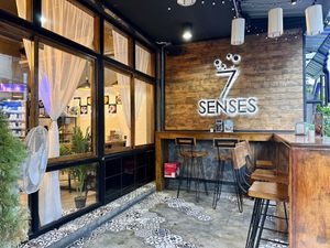 Outdoor seating   at 7 Senses Gelato Studio in Chiang Mai