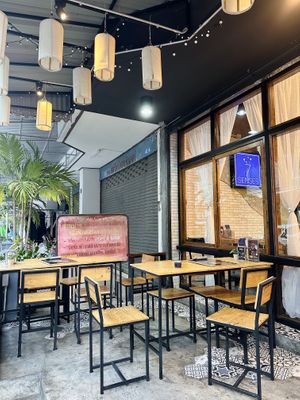 Outdoor seating   at 7 Senses Gelato Studio in Chiang Mai