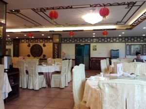 large room at Qingyun Temple Vegetarian Restaurant in Zhaoqing