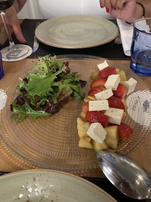 Ensalada con manzana caramelizada, tofu y fresas  at El Pecado in Salamanca