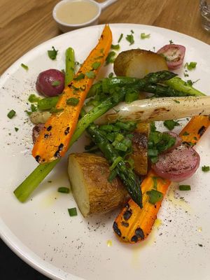 Green asparagus with carrots and potatoes at Bo No Bo Vegan in Olsztyn