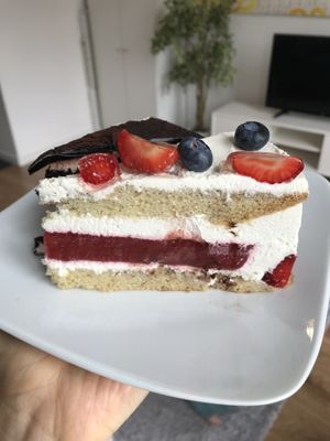 Strawberry cake at Bo No Bo Vegan in Olsztyn