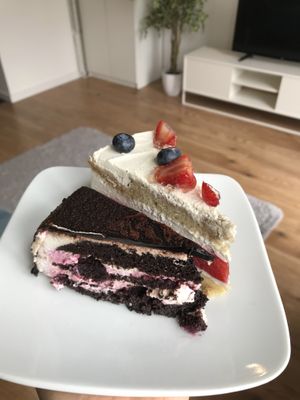 Chocolate and strawberry cakes at Bo No Bo Vegan in Olsztyn