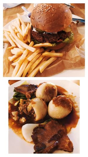 Swietne pyzy podawane z boczniakami, burger dobry, chodz dla mnie kotlet troche za bardzo sie rozpadal at Bo No Bo Vegan in Olsztyn