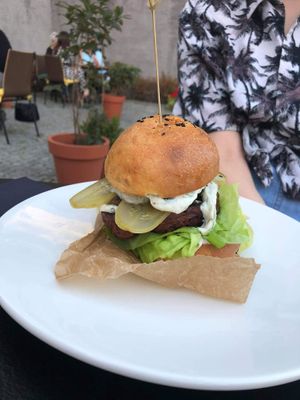 Burger z fasoli, cukinia, ogórek, cebulka karmelizowana, sałata, majonez. 22zl at Bo No Bo Vegan in Olsztyn