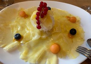 Ananas-Carpaccio mit Zitroneneis at Naturnserhof in Naturno