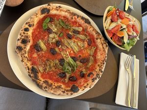 Vegan marinara pizza and mixed salad   at Mimí Pizzeria e Cucina in Ravello