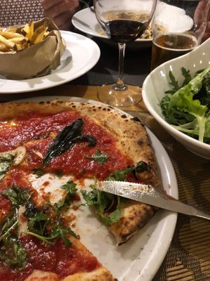 Marinara pizza with salad  at Mimí Pizzeria e Cucina in Ravello