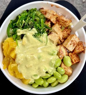 Suuuper goooood😋 Vegan poké customized: white rice, marinated tofu, wakame seaweed, mango, edamame and vegan mayo (made by: chickpeas water & curry). Price 14 CHF  at The Lab in Lugano