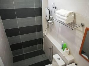 bathroom for tripe sharing room at Nature Vegetarian Guest House in Malacca