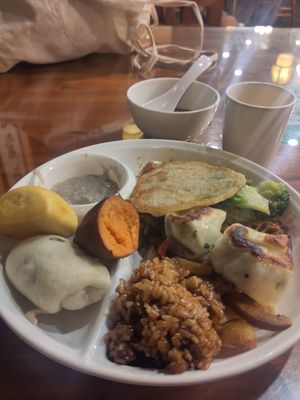 First Round at QīngXīn SùShí 清心素食 in Nanjing