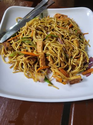 Noodle veg (rajout tofu en plus pour 300) at French Creperie and Bar in Kathmandu