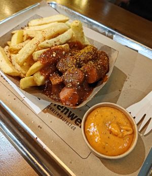 Vegane Curry­wurst (rot im Anschnitt) mit Haus­fritten und Baconnaise at Frittenwerk - Westenhellweg in Dortmund