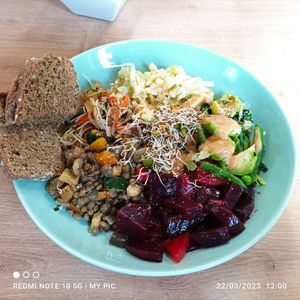 Had this vegan mixed salad for lunch tasted absolutely amazing the staff are lovely too at Simple Goodness in Penrith