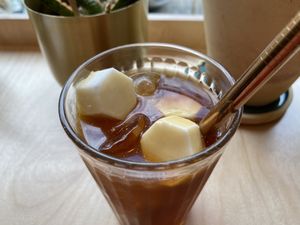 Cold Brew Kaffee mit Kokosmilch-Vanille-Eiswürfeln at Roots in Leipzig