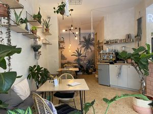 Eine grüne Oase mit leckerem Kaffee und Kuchen at Roots in Leipzig