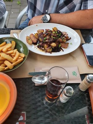 Salsicia mit Bratkartoffeln at La Cucina Verde in Friedrichsthal