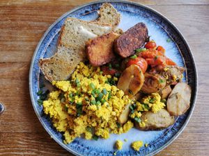 Tofu scramble with tempeh bacon and GF bread at Greens & Co in Galway