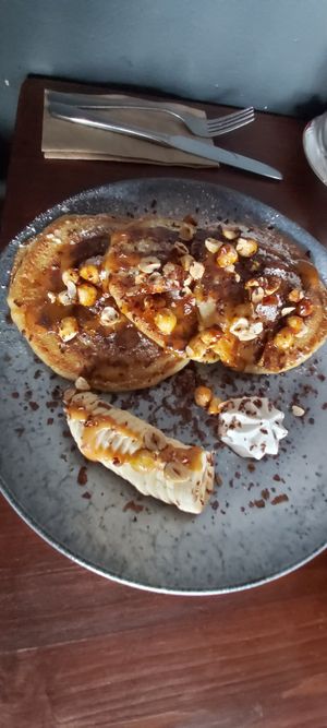 Pancakes mit karamellisierten Haselnüssen, Banane und Schlagsahne at Greens & Co in Galway