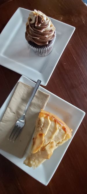 Apfelkuchen und Schoko-Biscoff-Brownie at Greens & Co in Galway