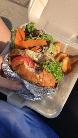 Hamburguesa de garbanzos y champiñones, ensalada y papas 🌱✨ at Veganites in Cuautitlan Izcalli